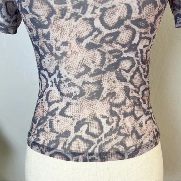 ✖️SOLD✖️•LNA• Snake Mesh High Neck Short Sleeve Cropped Semi Sheer Fitted Tee - Picture 6 of 11